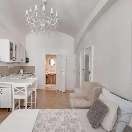 Apartment With The Lions *